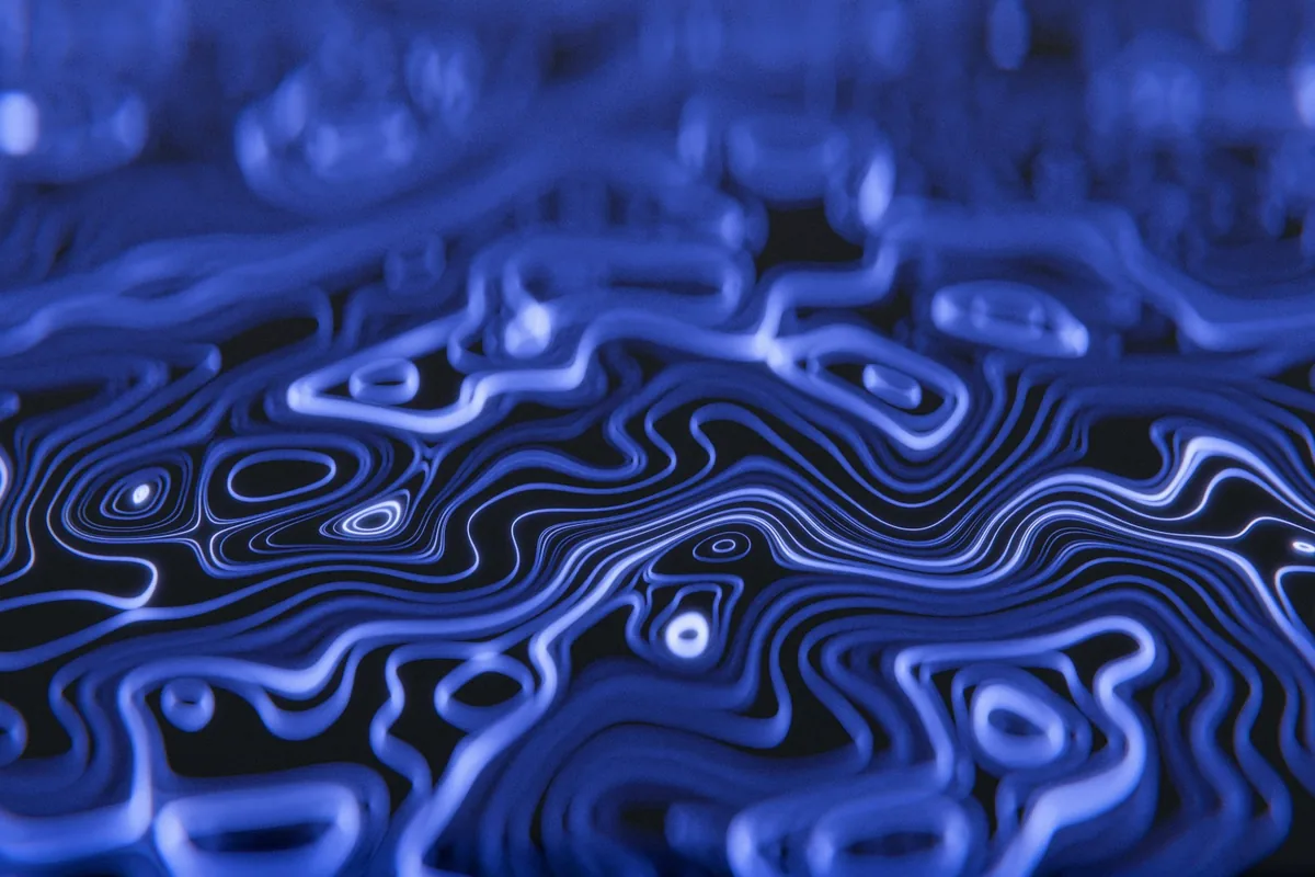 Courbes lumineuses bleues sur fond sombre, évoquant des lignes de niveau